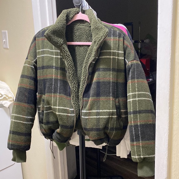 American Eagle Reversible Chill Puffer size small, color olive - Picture 4 of 8